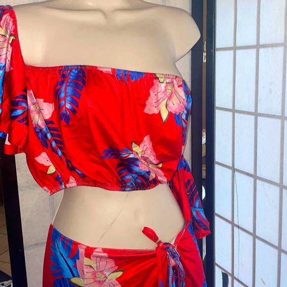 Floral summmertime beach 2 piece set, scrunch off the shoulder crop top & skirt - Picture 2 of 5